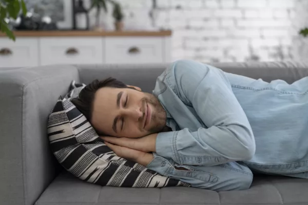 homme-faisant-son-rituel-de-soins-personnels